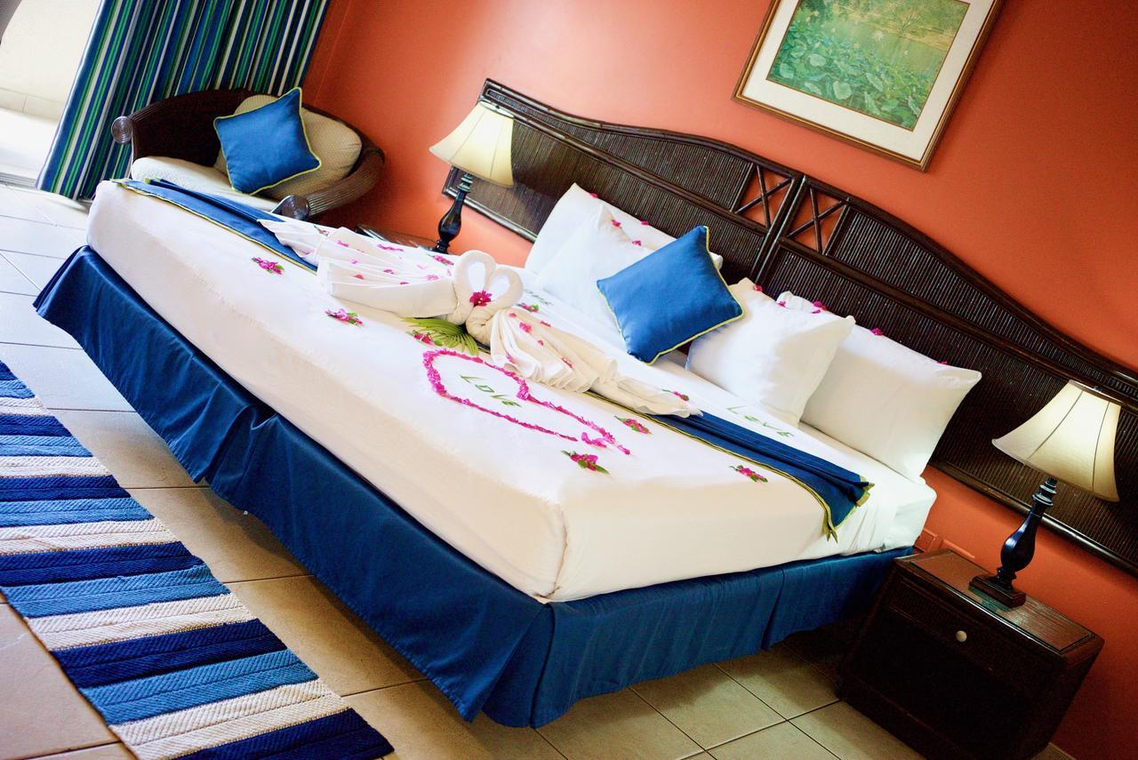 Tropikist Beach Hotel And Resort Краун Пойнт Екстериор снимка